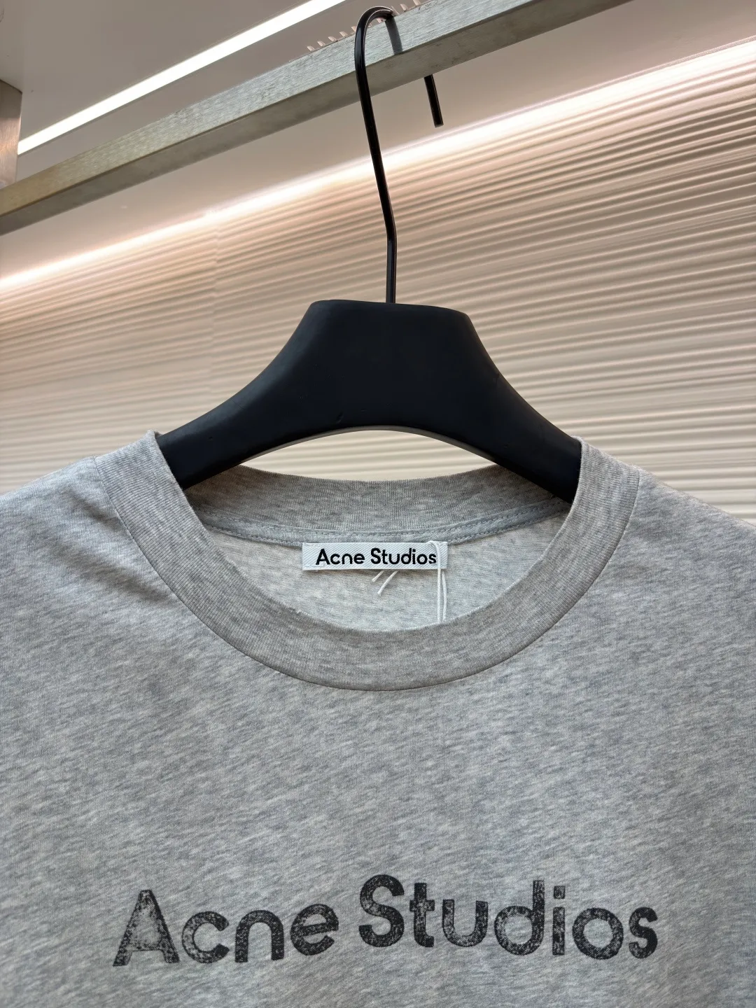 Acne Studios 1966 mud-dyed washed distressed short-sleeve ●Original version: 2800 purchased and developed ●Item number: 1682346-X95 ●Fabric: cloud velvet ski-feel cotton fabric ●Technology: glue printing ●Color: gray ●Version: fitted version ●Weight: about 215 grams ●Size: S-M-L-XL ●Description: Made of ultra-soft pure cotton fabric, garment-dyed, washed and distressed, the chest part has a dirty feel, and the lower part shows a gradient effect. The neckline is slightly frayed to better fit the overall tone. The overall line is straight and delicate, the fabric is comfortable and soft, and the color is consistent without color difference. It can be matched with the same style to create a fashionable look and control various occasions. Customized accessories, complete with three standards, the same style for men and women!